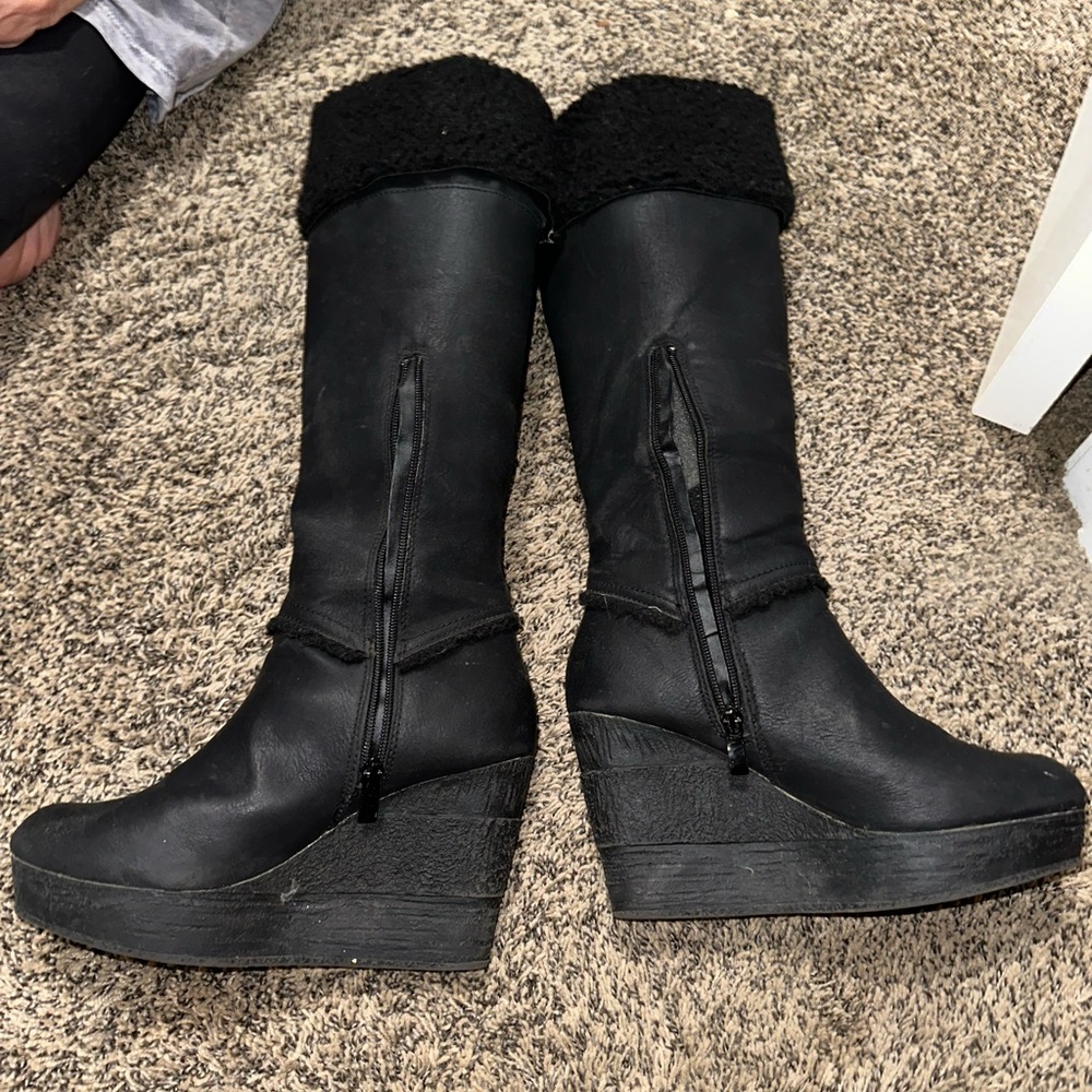 Selling because - I don’t wear heels anymore 
Very comfortable 
Worn 3-4 times